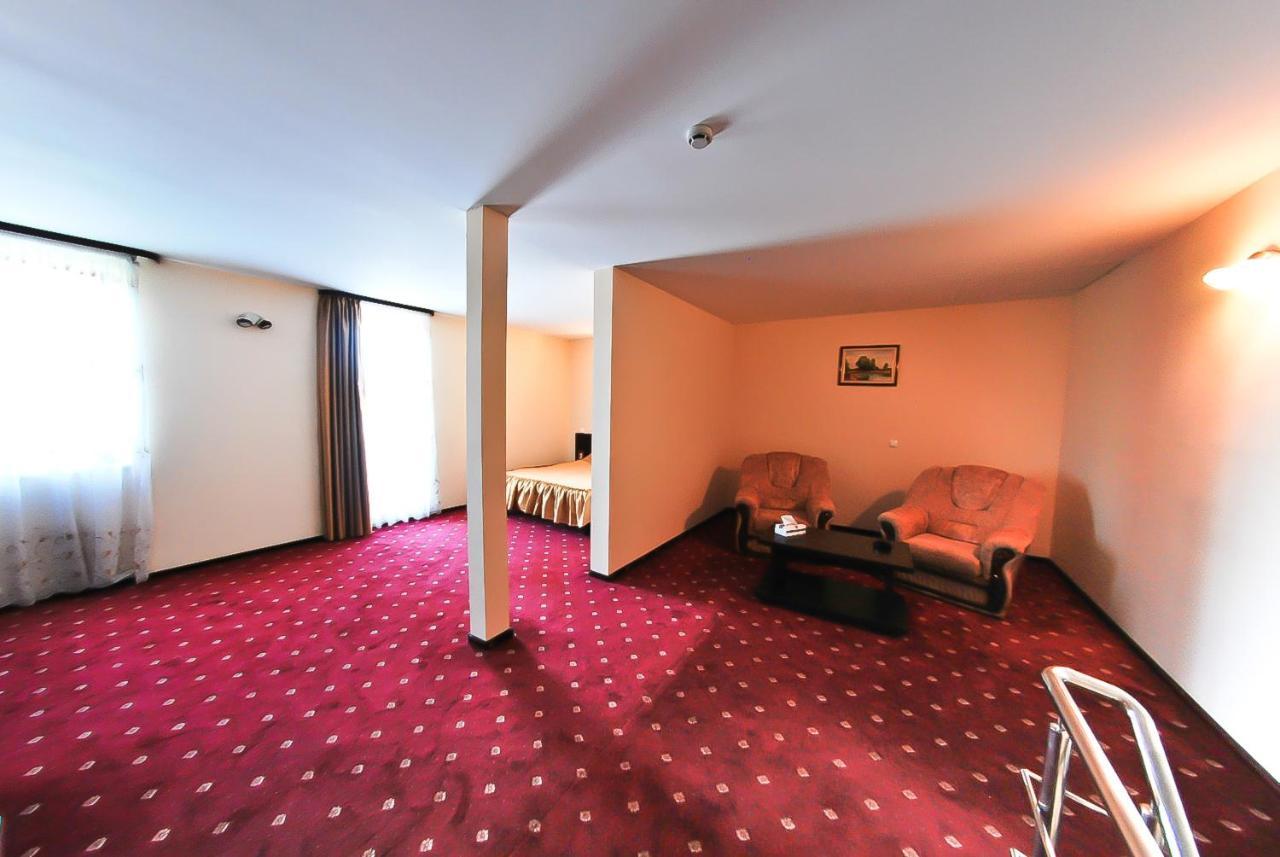 Hotel Magic Gt Trivale Питещ Екстериор снимка