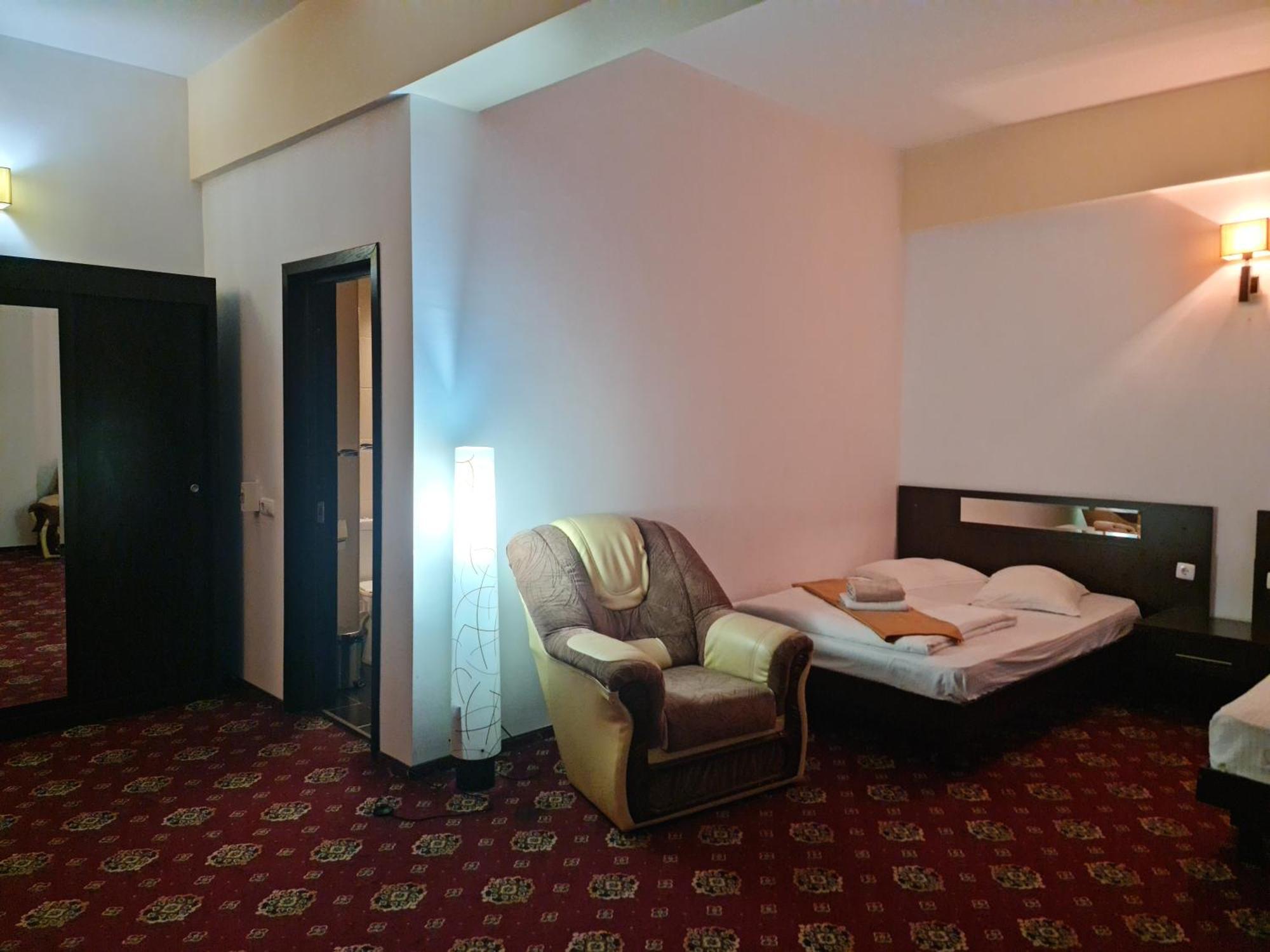 Hotel Magic Gt Trivale Питещ Екстериор снимка