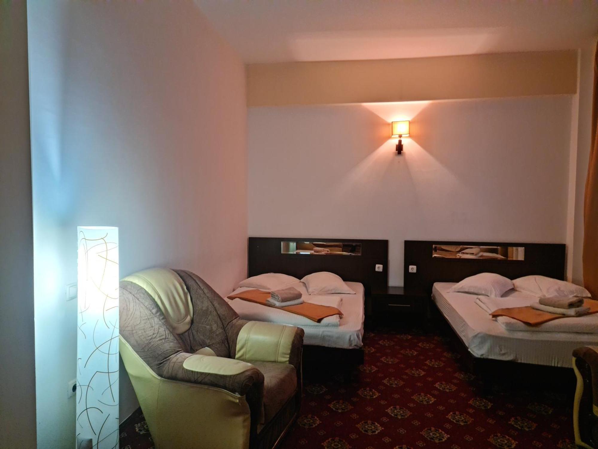 Hotel Magic Gt Trivale Питещ Екстериор снимка