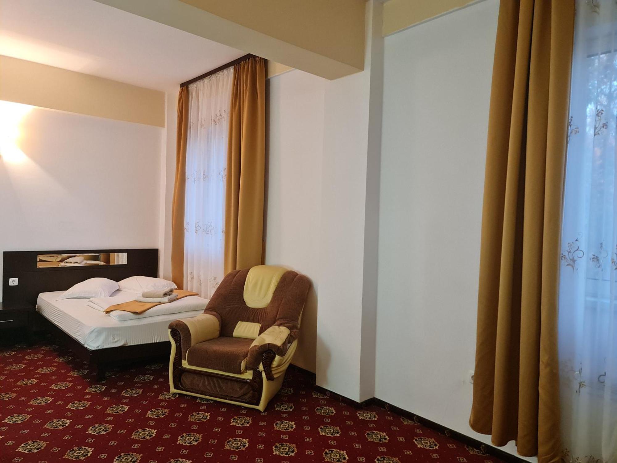 Hotel Magic Gt Trivale Питещ Екстериор снимка